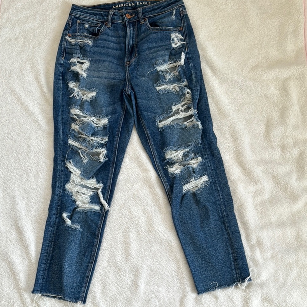 American Eagle Outfitters Women's Blue Distressed Mom Jeans. Short length